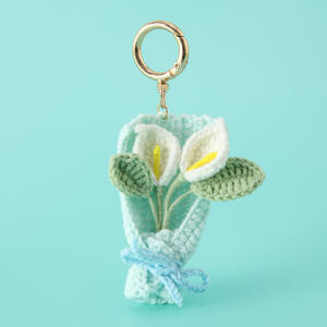 Llavero de ganchillo hecho a mano-Mini Flor de punto Calla Lily Bouquet colgante Boho Chic Bag Charm regalo único para mujeres niñas - Product Image 3