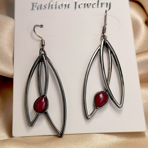 Orecchini Pendenti a Forma di Foglia Dinamica con Accento Rosso, Design Convertibile, Accessori di Moda per Donne - Product Image 4
