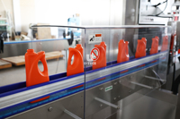 Machine d'alimentation et de désordonnancement de bouteilles en plastique vides avec dispositif de changement de direction des bouteilles entièrement automatique