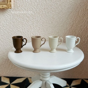 Miniature 1:12 : Accessoires de maison de poupée style palais médiéval rétro français, tasse à café en relief miniature - Product Image 1