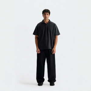 เสื้อยืดผู้ชายสไตล์วินเทจทรงโอเวอร์ไซส์ ผ้าฝ้าย 100% สำหรับฤดูใบไม้ผลิและฤดูร้อน ดีไซน์ใหม่ สไตล์ลำลอง ผ้าเจอร์ซีย์ย้อมสีพื้น น้ำหนัก 220 กรัม พร้อมโลโก้ด้านหน้า - Product Image 1