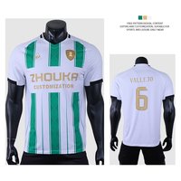Großhandel Maßgeschneiderte Polyester Atmungsaktive Herren V-Ausschnitt Fußballtrikots Sublimations-Streifen Vintage Team-Uniform Fußballshirt Lieferant
