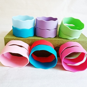 Etiqueta de Silicona Impermeable con Diseño Ondulado en Colores Variados, Precio de Fábrica, Etiqueta Promocional con Nombre, Funda para Botella con Impresión por Sublimación - Product Image 1