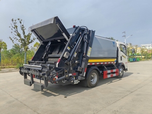 Camion compacteur de déchets Sinotruk Howo 4x2 6 mètres cubes, camion de collecte de déchets compacteur, camion compacteur de déchets - Product Image 4