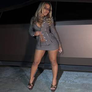 Conjunto de dos piezas para mujer 2026: Camisa a rayas de manga larga con botones y minifalda para salir - Product Image 2