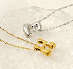 Collar con Colgante de Letra Burbuja en Acero Inoxidable Chapado en Oro PVD de 18K |   Cadena con Colgante de Letra del Alfabeto A-Z |   Ligero e Hipoalergénico - Product Image 6