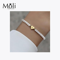 Bracelet tendance en perles blanches véritables avec breloque en forme de cœur plaqué or élastique