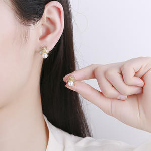 カスタム卸売イヤリング 蜂型パールスタッドイヤリング 女性用デザイナーイヤリング 結婚式パーティー用ファッションジュエリー - Product Image 4