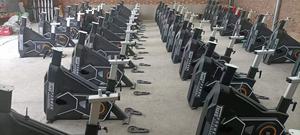 Vélo d'exercice de cyclisme d'intérieur commercial pour la maison ou la salle de sport Fitness Training Belt Type Cardio Spin <span class=keywords><strong>Trainer</strong></span> en vente - Product Image 6