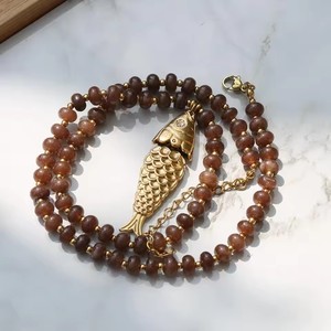 Collier bohème printemps-été en pierres naturelles colorées avec <span class=keywords><strong>pendentif</strong></span> poisson en acier inoxydable – Plusieurs couleurs disponibles - Product Image 6