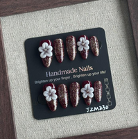 Ongles à presser faits main, style cour royale or rouge, scintillants dorés, fleurs en relief 3D blanches, simples et élégants
