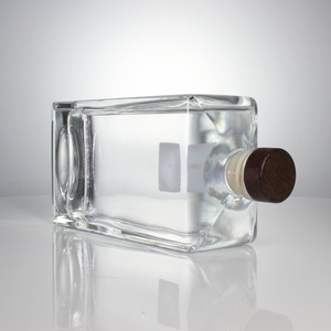 Bouteilles recyclables en verre <span class=keywords><strong>de</strong></span> forme carrée <span class=keywords><strong>de</strong></span> 250ml 500ml à <span class=keywords><strong>prix</strong></span> d'usine pour whisky liqueur vodka <span class=keywords><strong>gin</strong></span> avec liège Vente en gros - Product Image 3