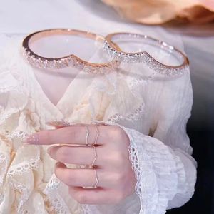 Xinfly Tarnish Free Exquisite Jewelry Classic V-shape Unique Design Lady Diamond Solid Gold 18K <b>Finger</b> <b>Ring</b> - Product Image 3