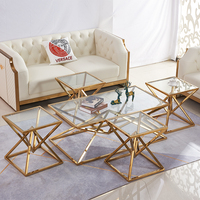 Ensemble de table basse et de tables d'appoint 1+4 en verre trempé et métal doré au design moderne et luxueux pour la maison, la villa, l'appartement, le salon, le hall d'hôtel