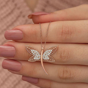 Collana con Ciondolo a Forma di Libellula Traforata per Donne, Semplice Accessorio da Indossare Quotidianamente - Product Image 1