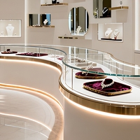 Vitrine à bijoux Boutique Middle Island, cadre en métal, corps en bois, vitrine en verre transparent avec éclairage LED