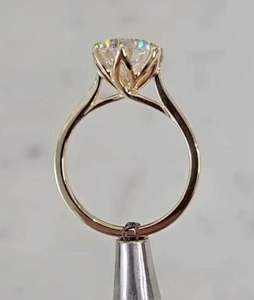 Anillo de compromiso solitario de moissanita redonda vietnamita de plata de ley 925 minimalista de alta calidad con engaste de puntas para mujer - Product Image 2