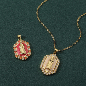 Collar KOMI con Colgante de la Virgen María en Oro de 18K con Circonitas Cúbicas y Esmalte Dorado, Collar con Medalla Milagrosa - Product Image 3