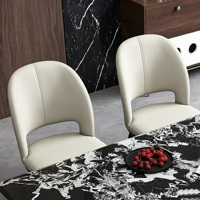 Chaise de salle à manger moderne en cuir à dossier ajouré motif griffe de chat, avec coutures verticales, pieds en métal noir, chaise d'appoint pour salle à manger et cuisine