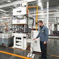 Presse hydraulique à quatre colonnes de 315 tonnes, contrôlée par PLC, avec moteur de pompe haute efficacité pour le poinçonnage de métaux et d'acier