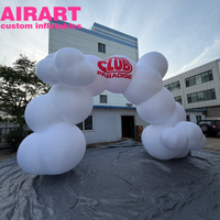 Arche gonflable blanche en forme de nuage. Arche gonflable en forme de nuage avec LED pour fête