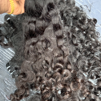Extensions de cheveux humains indiens bruts 100 % naturels, bouclés style Caraïbes, alignés aux cuticules, tissage double trame à la machine / extensions à clipser