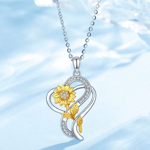 Collana con Ciondolo a Forma di Cuore e Girasole '<span class=keywords><strong>You</strong></span> <span class=keywords><strong>Are</strong></span> <span class=keywords><strong>My</strong></span> <span class=keywords><strong>Sunshine</strong></span>' in Argento Sterling 925 - Product Image 2