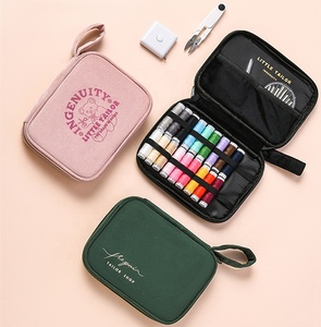 Kit de accesorios de costura multifuncional portátil <span class=keywords><strong>para</strong></span> el hogar Juego de herramientas de <span class=keywords><strong>aguja</strong></span> e hilo de viaje <span class=keywords><strong>para</strong></span> el hogar con bolsa de almacenamiento y caja de costura - Product Image 1