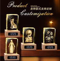 Nouvelle conception de décoration de bureau, magnifiques cadeaux d'affaires, cube en verre cristal gravé au laser 3D, trophée lumineux avec horloge