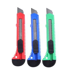 Cortador retráctil de 18 mm, multicolor, con bloqueo de seguridad, medidas 0,8x15x4 cm, ideal para cortes precisos en manualidades y - Product Image 1