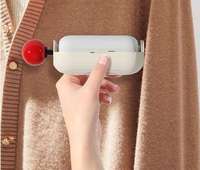 Brosse à tambour manuelle compacte et portable 2-en-1 de qualité supérieure pour enlever les peluches et les poils des vêtements et des tissus domestiques
