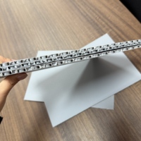 Panneau publicitaire alvéolé Corona gris 4,8 mm, panneau alvéolé POSM, feuille alvéolée en plastique Corona 50 Dyne
