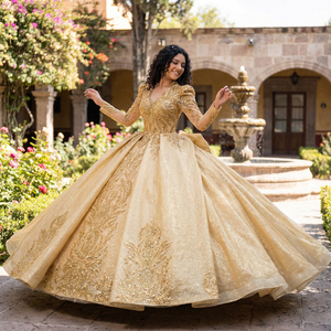 Robe de bal de Quinceañera de luxe XS192 dorée à col en V, traîne chapelle, longueur ras du sol, avec fleurs, dentelle et cristaux, style moderne pour filles - Product Image 1