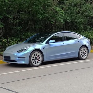 Vinilo Adhesivo para Automóviles Gris Lunar PET de Alto Brillo, Película para Envolver Vehículos con Efecto de Cambio de Color, Rollo de Vinilo para Coches con Tecnología Air Release - Product Image 1