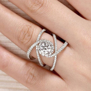 Anello da donna a croce con pietra scintillante, gioiello alla moda da indossare per feste e tutti i giorni - Product Image 1