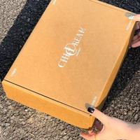 Boîte d'expédition en carton ondulé kraft minimaliste et écologique |   Carton d'emballage pour vêtements e-commerce imprimé à l'encre blanche avec doublure en éponge |   Chaussettes silencieuses