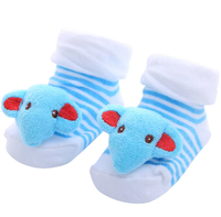 Vente en gros de chaussettes en coton antibactérien antidérapant pour tout-petits, jouet mignon, paquet personnalisé, chaussettes pelucheuses amusantes pour bébés Service OEM disponible