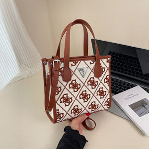 Nouveau <span class=keywords><strong>sac</strong></span> fourre-tout <span class=keywords><strong>à</strong></span> bandoulière brodé avec monogramme, un <span class=keywords><strong>sac</strong></span> <span class=keywords><strong>à</strong></span> <span class=keywords><strong>main</strong></span> polyvalent pour femmes. - Product Image 4