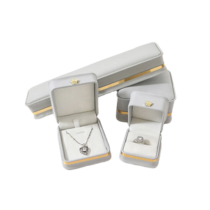 Estuche de Joyería de Lujo con Diseño de Corona, Caja para Anillos de Cuero PU Gris, Estuche de Almacenamiento para Collares y Colgantes - Product Image 4