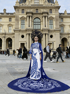 <span class=keywords><strong>Robe</strong></span> de scène <span class=keywords><strong>haute</strong></span> <span class=keywords><strong>couture</strong></span> Jianyunchang, motifs découpés au couteau du patrimoine culturel immatériel chinois, impression numérique indigo <span class=keywords><strong>haute</strong></span> résistance - Product Image 2