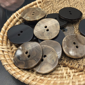 Boutons décoratifs en résine écologiques à 2 trous pour vêtements d'hiver 2025, couture à la main, boutons irréguliers pour manteaux - Product Image 1