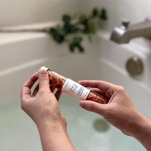 เกลืออาบน้ำหิมาลัยพร้อมดอกไม้แห้ง บรรจุขวดสีพื้น รูปทรงหลอดทดลอง มีสินค้าในสต็อก - Product Image 3