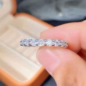 Anello da Donna F1373 con Zirconia Cubica Sintetica, Montatura Rotonda a Pavé, Anello alla Moda - Product Image 4