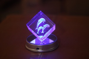 Cube <span class=keywords><strong>photo</strong></span> <span class=keywords><strong>3D</strong></span> <span class=keywords><strong>en</strong></span> cristal transparent style fée, gravé au laser motif dauphin, base lumineuse LED, <span class=keywords><strong>cadre</strong></span> <span class=keywords><strong>photo</strong></span> <span class=keywords><strong>en</strong></span> <span class=keywords><strong>verre</strong></span> vierge personnalisable - Product Image 5