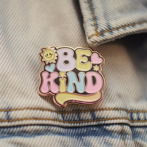 Vente en gros en métal design personnalisé être roi insigne lettre Alphabet broche broche personnalisation émail logo épinglette - Product Image 2