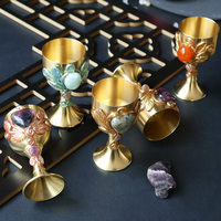 Calice en laiton en gros avec incrustation de pierres précieuses naturelles, gobelet rituel en cristal en forme de cœur pour autel, sorcellerie et décoration