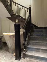 Rampe d'escalier en métal sculpté sur mesure, finition noir et or, design luxueux, balustrade intérieure en aluminium, art pour villa, hôtel, bureau