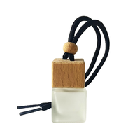 Bouteilles de diffuseur de voiture givrées suspendues en verre dépoli carré avec couvercle en bois bouteille vide de fleur rose de haute qualité de 8ml