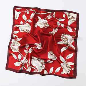 Écharpe en soie rouge personnalisée de luxe, imprimée, pour mariage, fête, remise de diplôme, cadeaux promotionnels, châle carré en satin avec motif floral de roses - Product Image 1