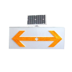 Panneau de signalisation routière réfléchissant solaire avec motif de flèche pour avertissement de sécurité routière, utilisation en extérieur - Product Image 1